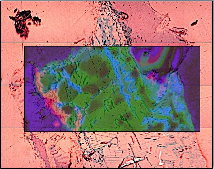 Cartographie hyperspectrale d'une concrétion présentant plusieurs phases carbonatées (vert : calcite ; bleu : calcite magnésienne ; rouge : magnésite)